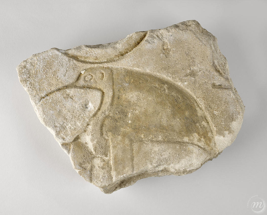 Bas-relief décoré d’un dieu à tête d’ibis